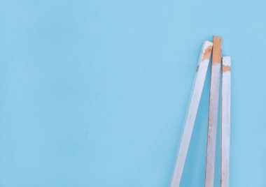 Mavi sıva arka plan üzerinde üç beyaz tahta