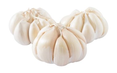 Üç sarımsak ampuller ve beyaz arka plan üzerinde diş sarımsak