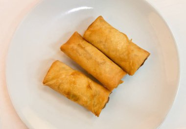 Beyaz bir tabak kızarmış Çince Çin böreği