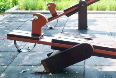 Bir çocuk oyun alanı içinde kırık tahta tahterevalli