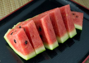 Siyah bir plaka üzerinde karpuz dilimli