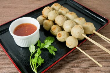 Lezzetli barbekü et topu bambu şiş