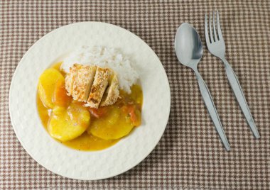 Japon köri ve Tonkatsu ile haşlanmış pirinç