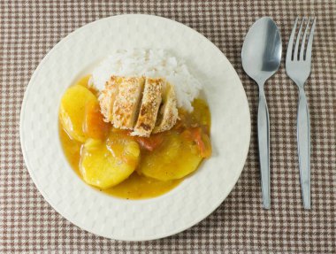 Japon köri ve Tonkatsu buğulanmış beyaz pirinç