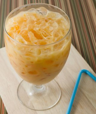 Buzlu süt çay veya ahşap plaka üzerinde Tay çay