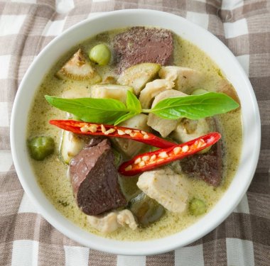 Tay yeşil köri tavuk ve yeşil patlıcan