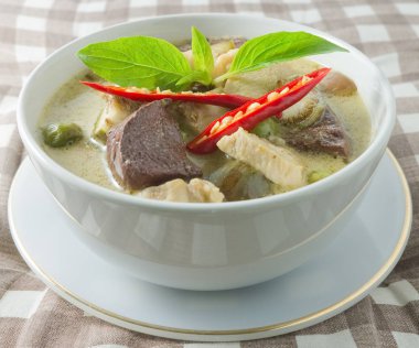 Lezzetli Tay ile tavuk ve Hindistan cevizi sütü köri yeşil