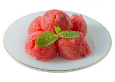 Beyaz arka plan üzerinde izole olgun kırmızı karpuz