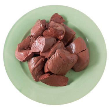 Beyaz arka plan üzerinde izole haşlanmış domuz kanı lor