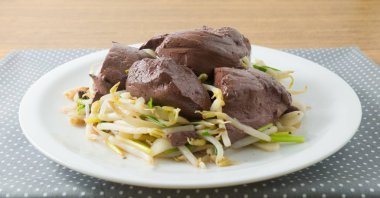 Kızarmış fasulye Filiz domuz puding ile karıştırın