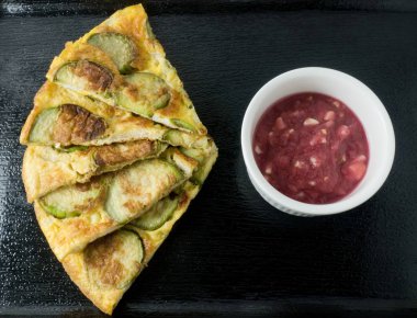 Tay patlıcan omlet baharatlı biber salça ile görev yaptı.