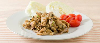 Baharatlı ızgara domuz salata bir plaka üzerinde