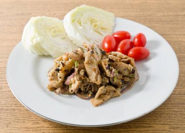 Beyaz tabak salataya baharatlı ızgara domuz