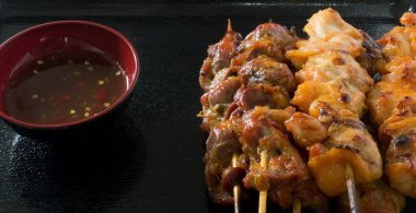 Barbekü tavuk veya üzerinde şiş ızgara tavuk