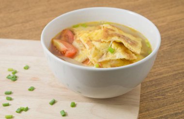 Lezzetli Tay omlet domates, soğan ve yeşil soğan çorbası