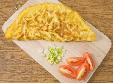Dilimlenmiş domates ve yeşil soğan ile Tay omlet