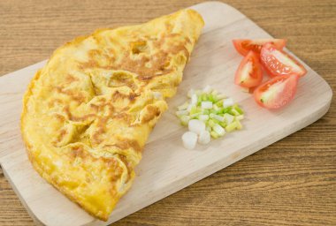 Tay tarzı omlet domates ve yeşil soğan ile