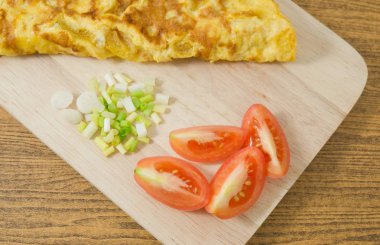 Taze domates ve yeşil soğan ile Tay omlet