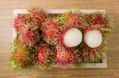 Taze Rambutan bir ahşap servis tepsi