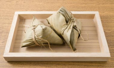 Zongzi ya da ahşap bir tepsi üzerinde yapışkan pirinç hamur tatlısı