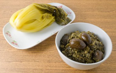 Doğranmış turşu yeşil lahana lahana turşusu ile