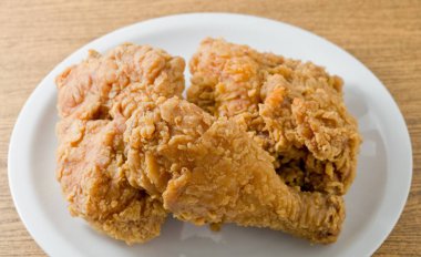 Beyaz bir tabak üzerinde derin kızarmış tavuk