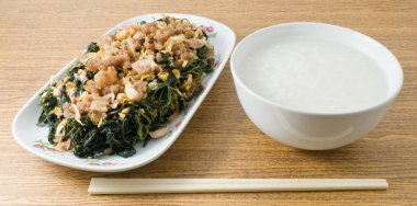 Stir Fried jüt yaprakları pirinç yulaf çorbası ile hizmet