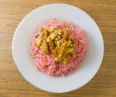 Asya kızarmış pirinç şehriye yumurta ve yeşil soğan ile