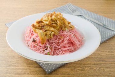 Tay kırmızı kızarmış pirinç şehriye yumurta ve yeşil soğan ile