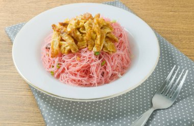 Kırmızı kızarmış pirinç şehriye yumurta ve yeşil soğan ile tabak