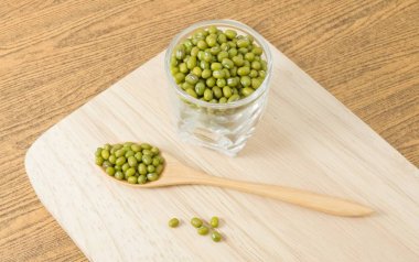 Kaşık ve bardak fincan yeşil Mung fasulye