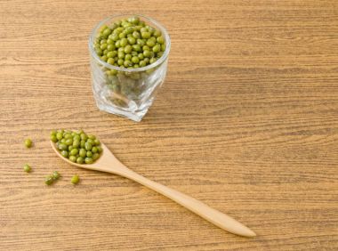 Mung fasulye bir kaşık ve bardak kupa