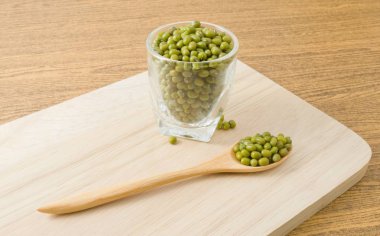 Mung fasulye bir kaşık ve bir cam bardak