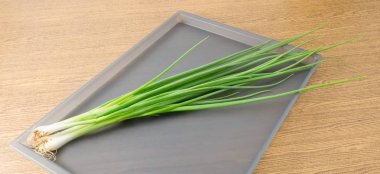 Taze soğan veya bir tepsi üzerinde yeşil soğan