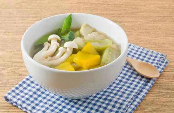 Sopa de verduras mixtas especiadas tailandesas en un tazón blanco —  Fotos de Stock