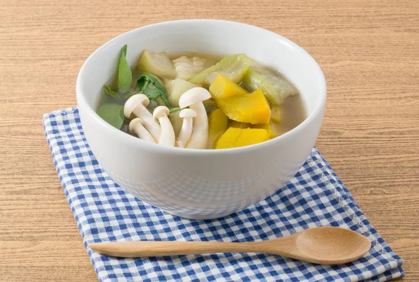 Sopa de verduras mixtas especiadas tailandesas en un tazón blanco —  Fotos de Stock