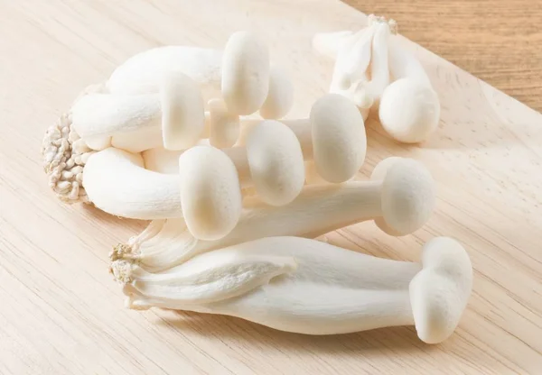 Biały grzyby Shimeji na pokładzie cięcia drewnianych — Zdjęcie stockowe