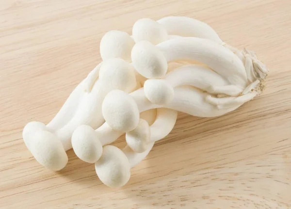 Biały grzyby Shimeji na drewnianą deską do krojenia — Zdjęcie stockowe
