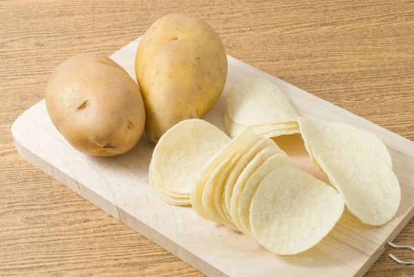 Due patate e patatine fritte o croccante — Foto Stock