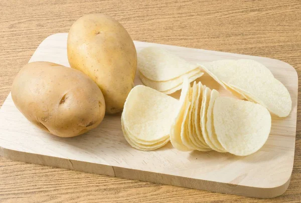 Patate e patatine fritte o croccanti sul tagliere — Foto Stock