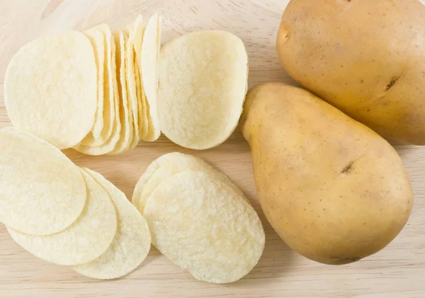 Widok z góry z bulw ziemniaków i frytki czy chipsy — Zdjęcie stockowe