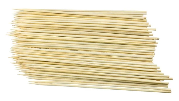 Pilha de espetos de madeira em um fundo branco — Fotografia de Stock