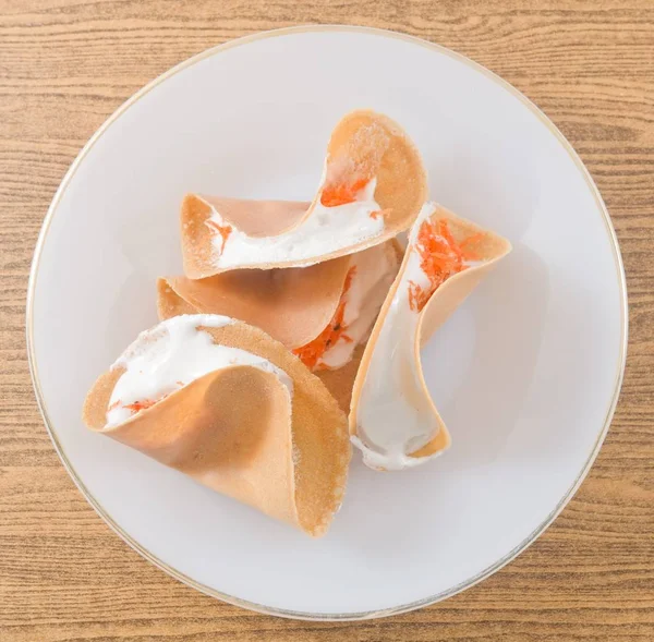 Panqueque crujiente tailandés con crema dulce y coco rallado —  Fotos de Stock