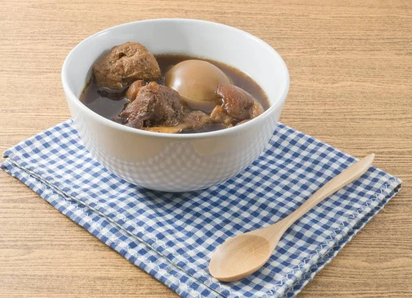 Skål med fem Spice gryta med kokt ägg, Tofu och fläsk — Stockfoto