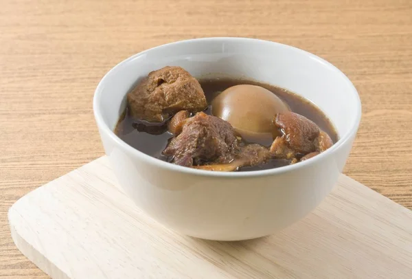 Lima Spice Stew dengan Telur harum, tahu dan Daging Babi di Baki — Stok Foto