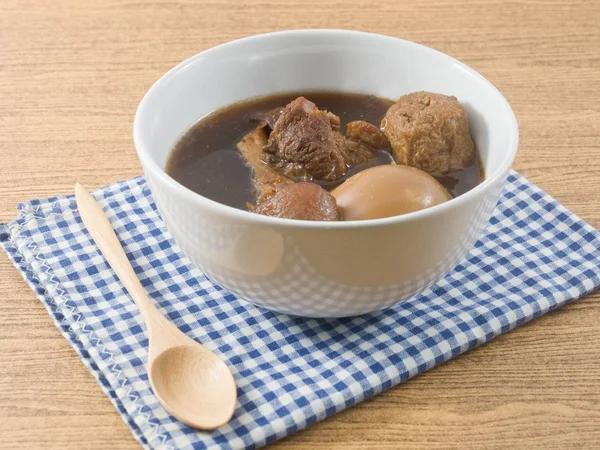 Tazón blanco de cinco guiso de especias con huevo, tofu y cerdo —  Fotos de Stock