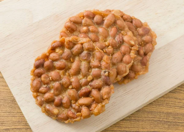 Tres galletas de maní tailandesas en un tablero de madera — Foto de Stock