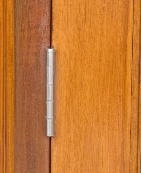 Zawias ze stali nierdzewnej na brązowe drzwi drewniane — Zdjęcie stockowe