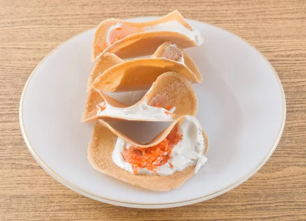 Ταϊλανδέζικα τραγανά τηγανίτα με κρέμα καρύδας και αλατισμένα πρεσαρισμένα καρύδας — Φωτογραφία Αρχείου