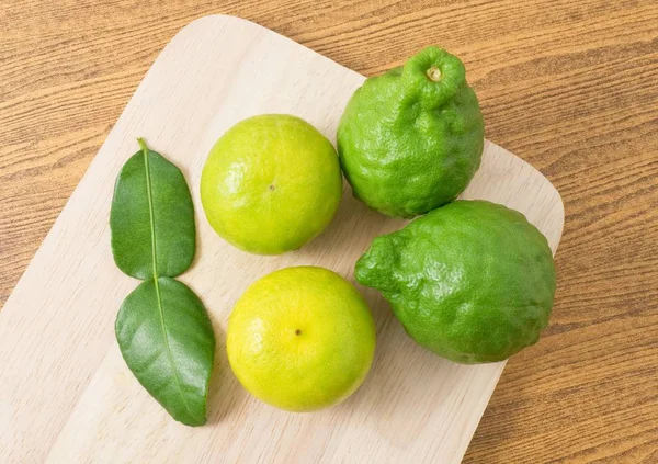 Widok z góry kaffir liście limonki z Lemon Lime — Zdjęcie stockowe